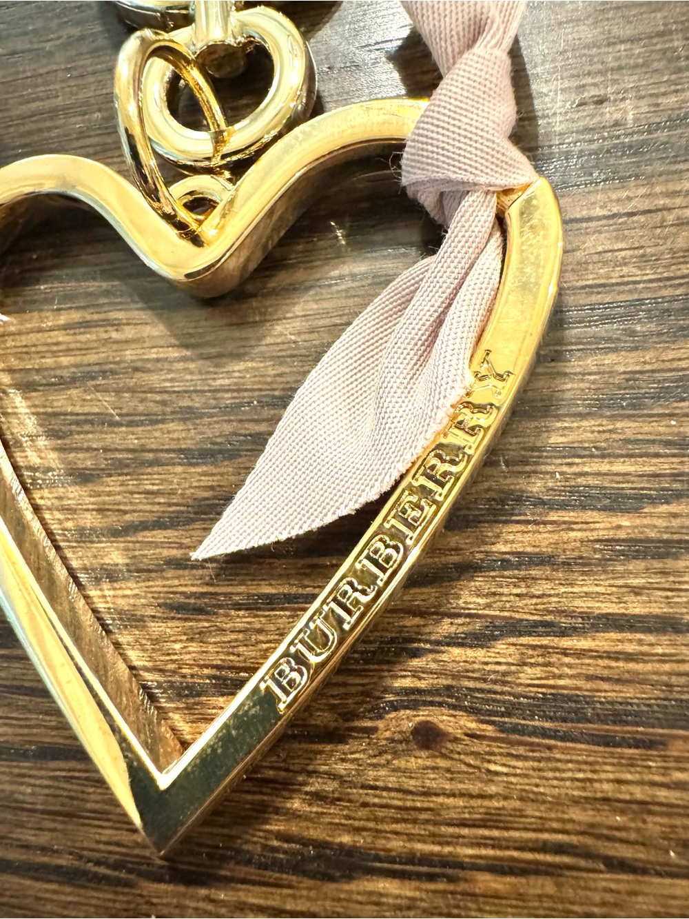 NWT - Burberry Gold Open Heart Keyring or bag charm with Pink Bow - Picture 4 of 9